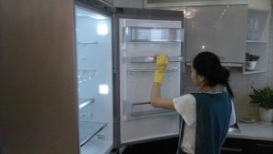 Домработница компании CleanHouse. мытье холодильника внутри