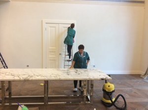 Уборка коттеджа после ремонта, удаление пыли с мрамора от специалистов клининговой компании Clean House