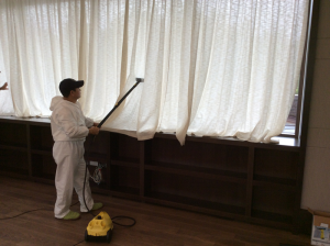 Уборка коттеджей после ремонта, обеспыливание поверхностей от специалистов клининговой компании Clean House