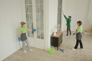 Уборка загородного дома, коттеджа - обеспыливание стен, мытье люстр, от клининговой компании Clean House